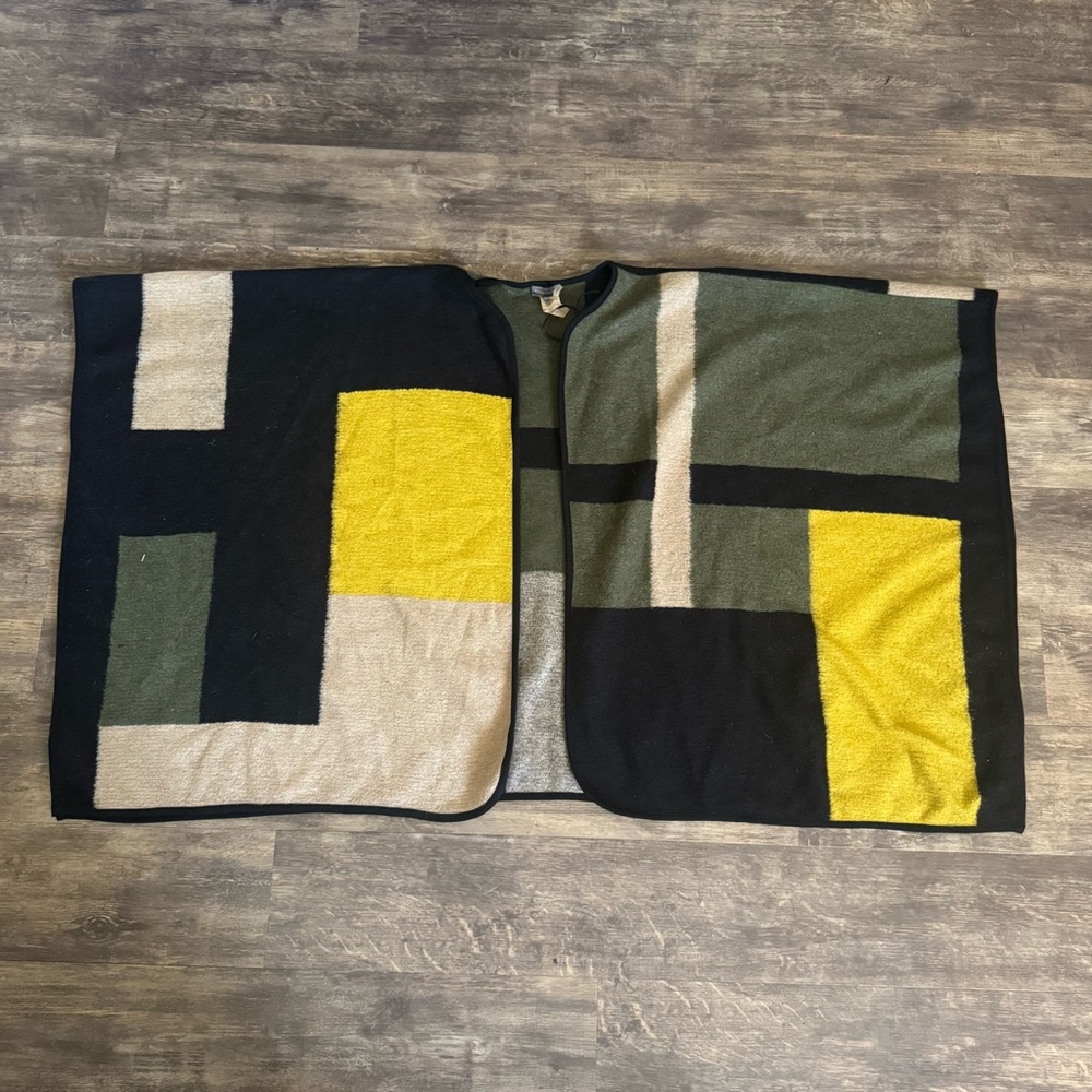 Vince Camuto Jackquard Colorblock Poncho P/PS - Picture 4 of 7